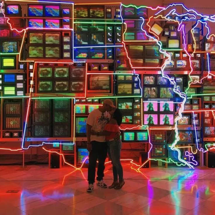 @jcwhittington_ - Couple kissing at Smithsonian American Art Museum's Electronic Superhighway - Unique date ideas in Washington, DC